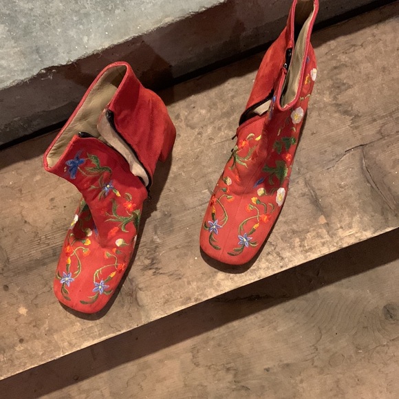 Red booties with floral design - Picture 3 of 4